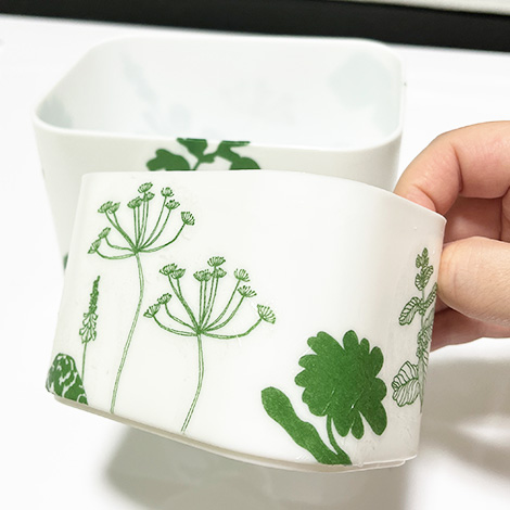 白い容器にマリメッコのペーパーナプキンをデコパージュしたもの